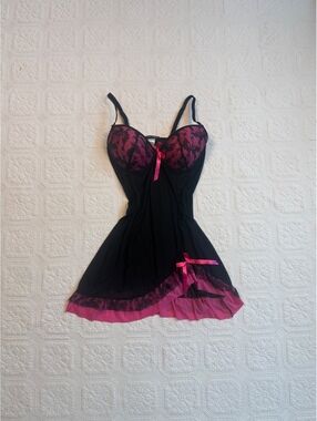 Y2K vintage Per Lei Women's Black and Pink Lace Trim Nightgown, Size 1XL,
